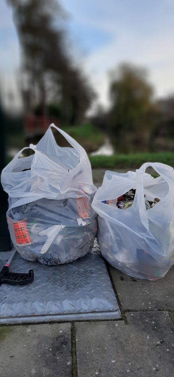 Trashwalk van stad naar esch, de beruchte fietsroute van scholieren. Een bezorgde boerin was blij met ons "ze beseffen niet wat blikjes in het gras bij koeien aanrichten voor schade..."
#trashwalk #zwerfafval #meppel #stadenesch