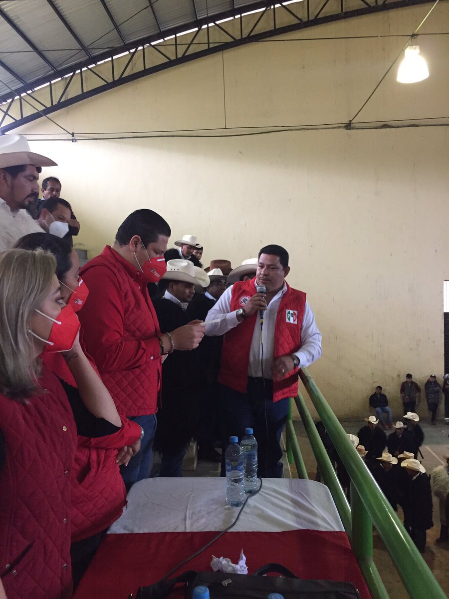 Odilon_RS's tweet photo. Acompañe al municipio de San Juan Chamula a elegir a su nuevo presidente de partido y dirigente de la CNC. Agradezco el apoyo de esta comunidad y siempre respetando los usos y costumbres de los pueblos indígenas.
@hernandezderas @rubenzuarth @CNC_CEN @PRI_Nacional #somosCNC https://t.co/7zFcSbRGJm