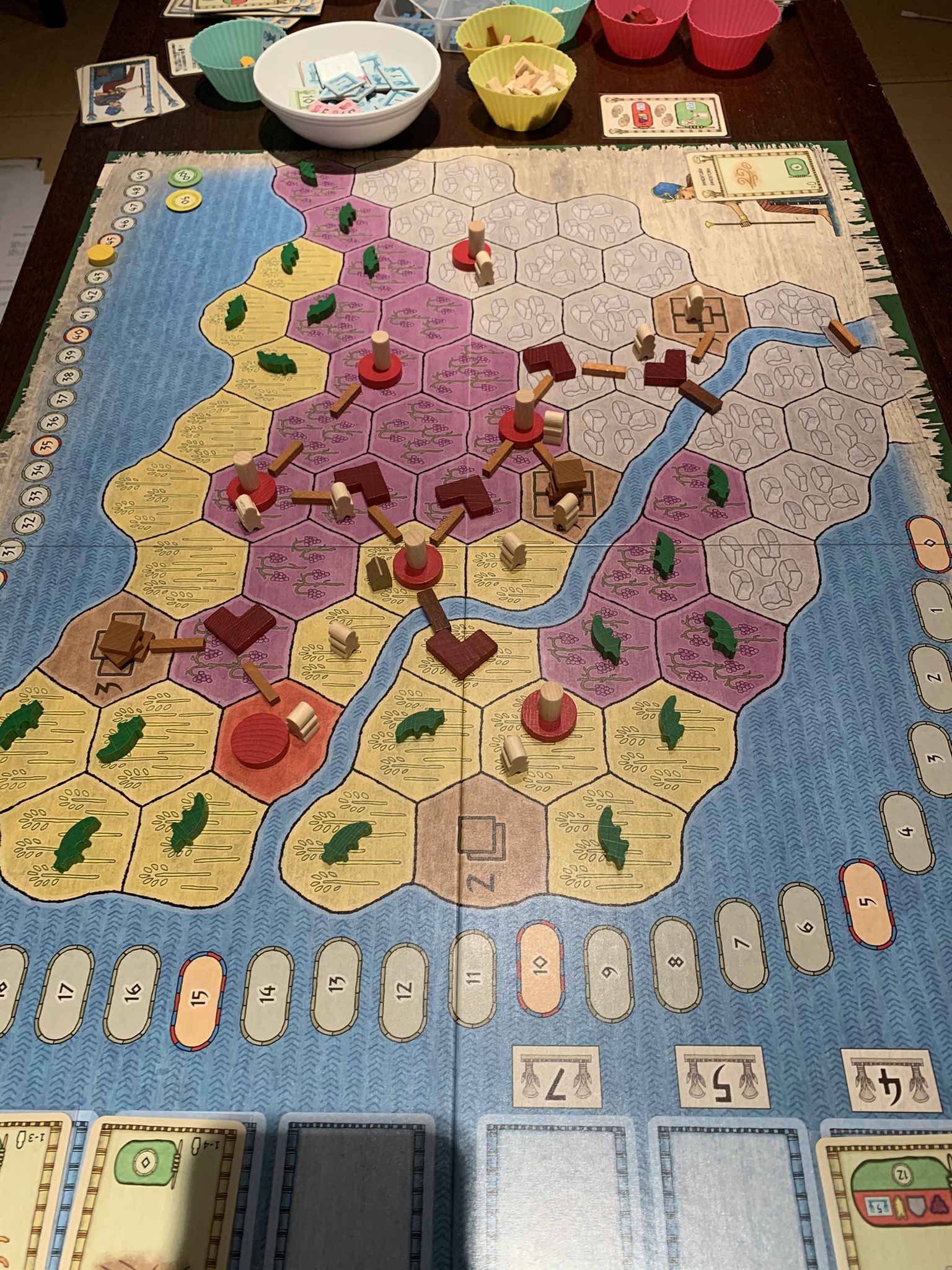 𝔻𝕌𝔹𝔻𝕌𝔹 最後は タラデッキで 基本ゲーム の３番目のデッキ カレイデッキと比べるとデッキが派手で 勝利点も大きくて遊んでいて楽しい それぞれが戦略に見合ったカードを選んで一点差の決着 こちらもさらっと２ ゲームできるくらいの軽さがよいね