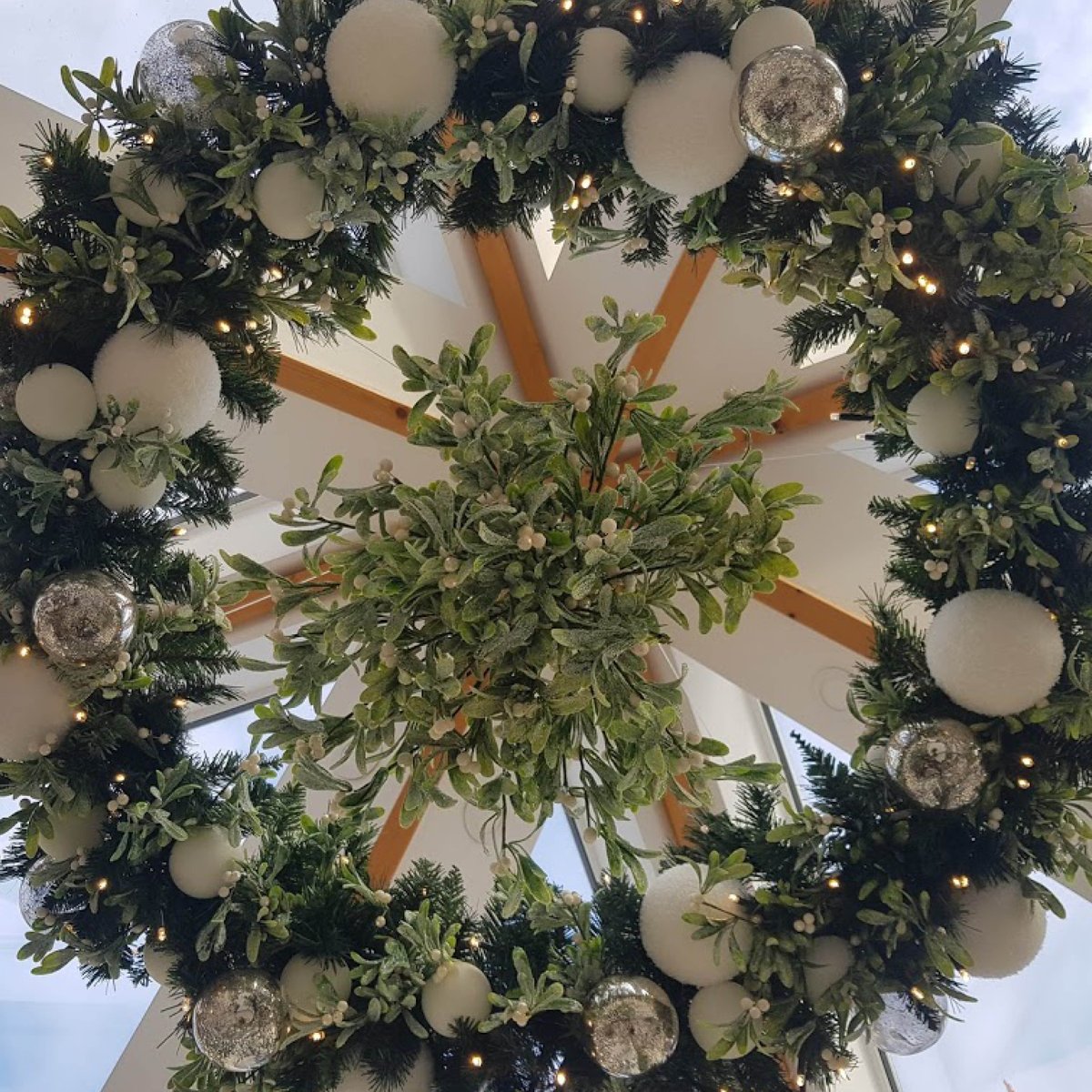 LetItGlowLtd's tweet photo. WOW! 🤩🤩

An utterly outstanding suspended wreath display. Perfect for making a statement above your dining table, or hung from a vaulted ceiling.

#makechristmasmemorable #makememories #Christmasdecorators #fairylights #home #Christmas #bespoke #Bath #Bristol #SouthWest https://t.co/40KduwefCs