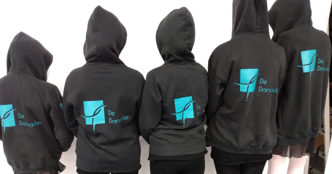 Een heerlijk, lekker warm vest met op de voorkant je eigen naam. Lekker warm om te dragen net voor, bij de start of na afloop van de les. En omdat je eigen naam er op staat weet je altijd welke van jou is!