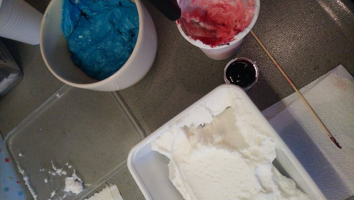 Laurina5012's tweet photo. eens ff wat met kleurtjes gaan uitproberen... #americanbuttercream basis kleur is wit....iets met blauw en iets met rood...maar wat...eersr #christmasred & #frozenblue...proberen te maken... 💋 https://t.co/0GmH0H1lPJ