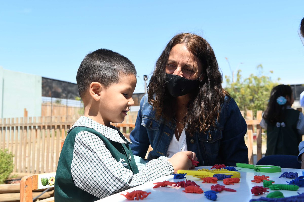Porque la educación parvularia y los educadoras son clave para el futuro de niños y niñas, hoy saludo cariñosamente a todos y todas  quienes tienen esta gran tarea. Porque  en sus manos está el futuro de país. Feliz día a todos y cada uno.