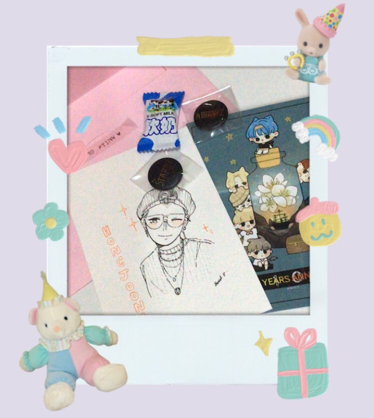 noey_270's tweet photo. ได้ของแล้วนะคะ มันแบบแสนจะน่ารักมากเลยยย มีวาดคิมฮงใส่แว่นมาให้ด้วย💖😆 น่ารักมากๆๆเลยยย ขอบคุณนะคะ💗💗#PP_review https://t.co/0KSfe7mUeC