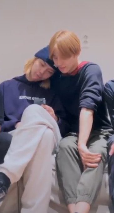 จองอู : อยากได้จอนนี่ฮยองเป็นพี่ชายครับ เพราะเขาดูปกป้องผมได้
จอนนี่ :