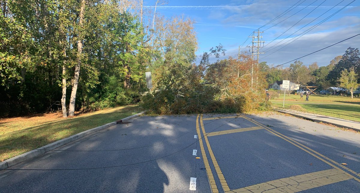 Hamlin Road is closed due to a fallen tree. <a href="/domenergysc/">Dominion Energy South Carolina</a> and <a href="/MtPleasantPS/">Mount Pleasant Public Services</a> is on scene assisting. #mtpsc #chstrfc