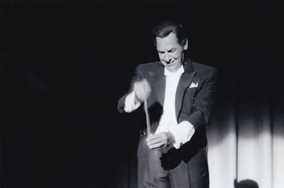Het zout bleef maar stromen uit de handen van de grootste goochelaar aller tijden: Fred Kaps (1926-1980) https://t.co/LnNJ5rco16 https://t.co/cScp1wAIAA