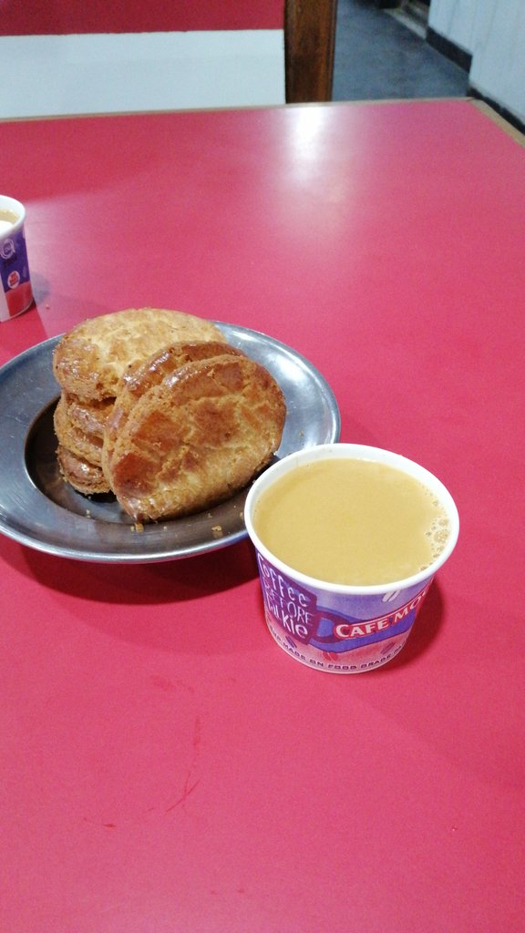 Uday33561's tweet photo. Want to fight the winter chill? You are one step away from feeling warm with chai.
#eveningvibe #refreshingmood #tiredwithwork https://t.co/7Ku8alt4rI