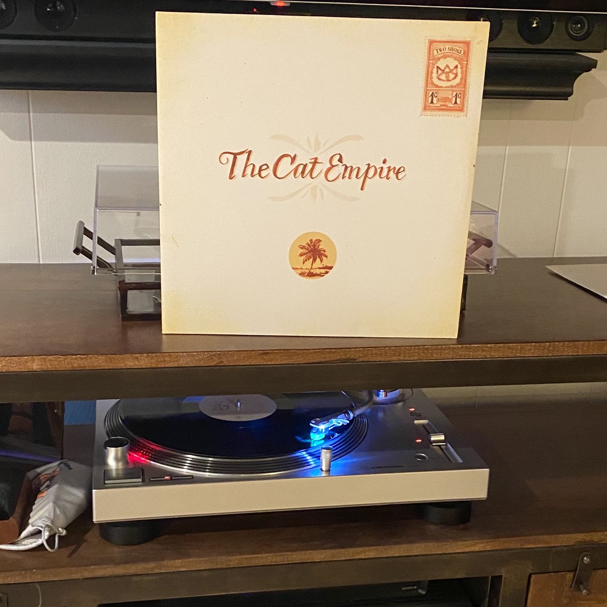 CMoneyKS's tweet photo. #SundayMorningVinyl #TheCatEmpire #CatEmpire #TwoShoes #TwoShoesRecords #2005
.
What an happy delivery from the Amazon Fairy this morning! If you’ve never heard this Aussie band you should check ‘em out. They are so fun, total party band yet amazingly musical. @thecatempire https://t.co/ZHoOdc4Npo