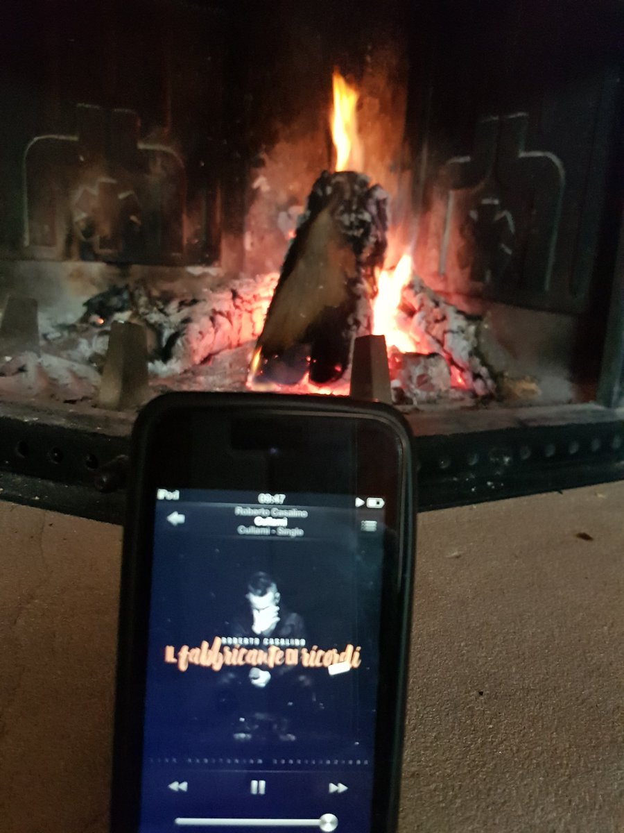 SoulGiRo's tweet photo. Le domeniche pomeriggio in #zonarossa, musica, divano e caminetto acceso #Cullami @RobertoCasalino #IlFabbricantediRicordiLive #Sunday #afternoon #fireplace https://t.co/kuzhSgSD53