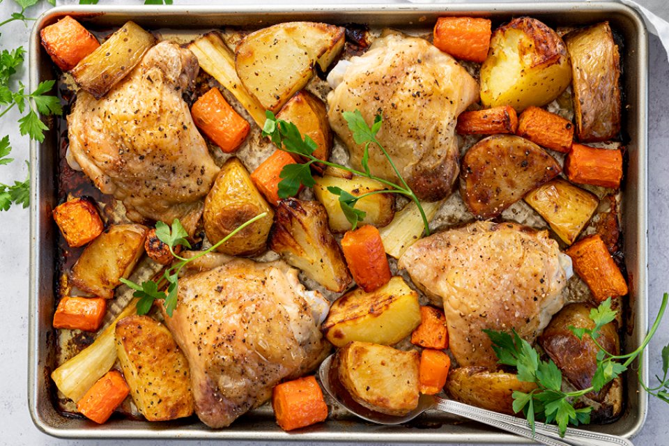 LFHW_UK's tweet image. Roasts don't have to be complicated! If you want to keep things really simple, try this roast chicken traybake recipe by @beckyexcell 🙌

bit.ly/3eMlzQi

#LoveFoodHateWaste #RoastChicken #Recipe