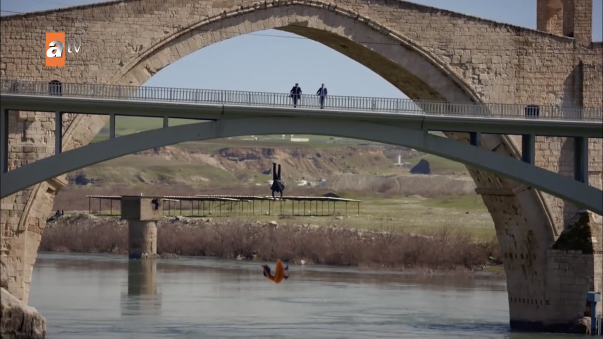 He challenged 27 years of hatred and revenge , risked his own life , stood against his enemy the second he realized he fell in true love  #Hercai  #ReyMir