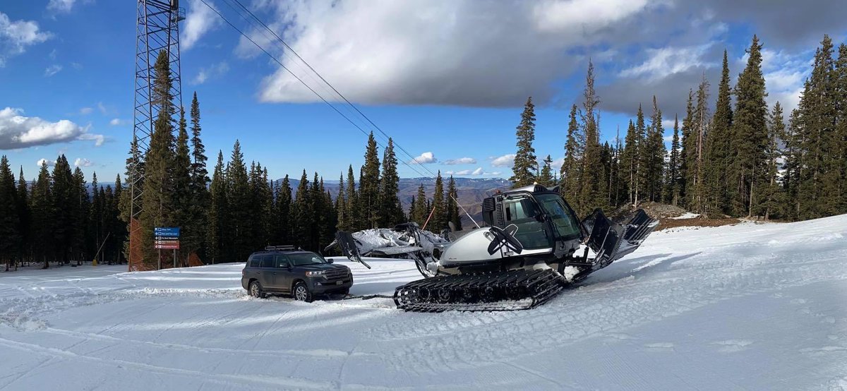 ozskier's tweet photo. Tourist season is 365 days a year in @AspenCO. 😂 https://t.co/7iw7uMY0do