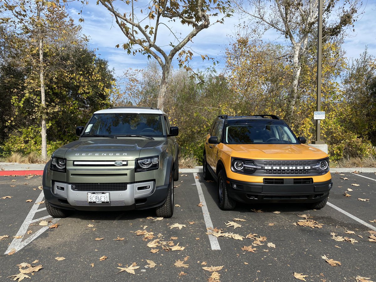 DougDeMuro's tweet photo. Here’s a little size/design comparison between Defender and Bronco Sport, if you’re wondering. https://t.co/rjrZJEAlKk