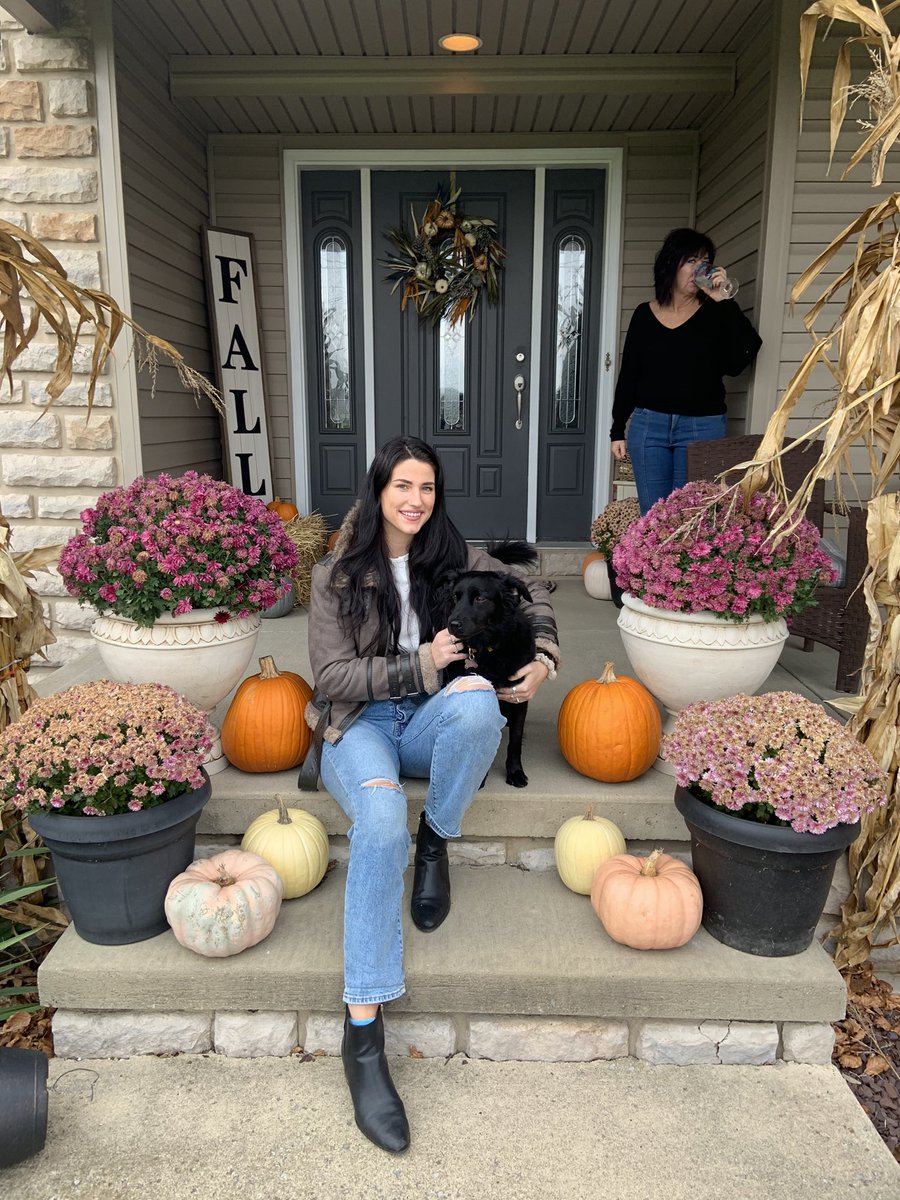 tannn_d's tweet photo. When your mom thinks she’s “out of the photo” https://t.co/voyNPuMD4i