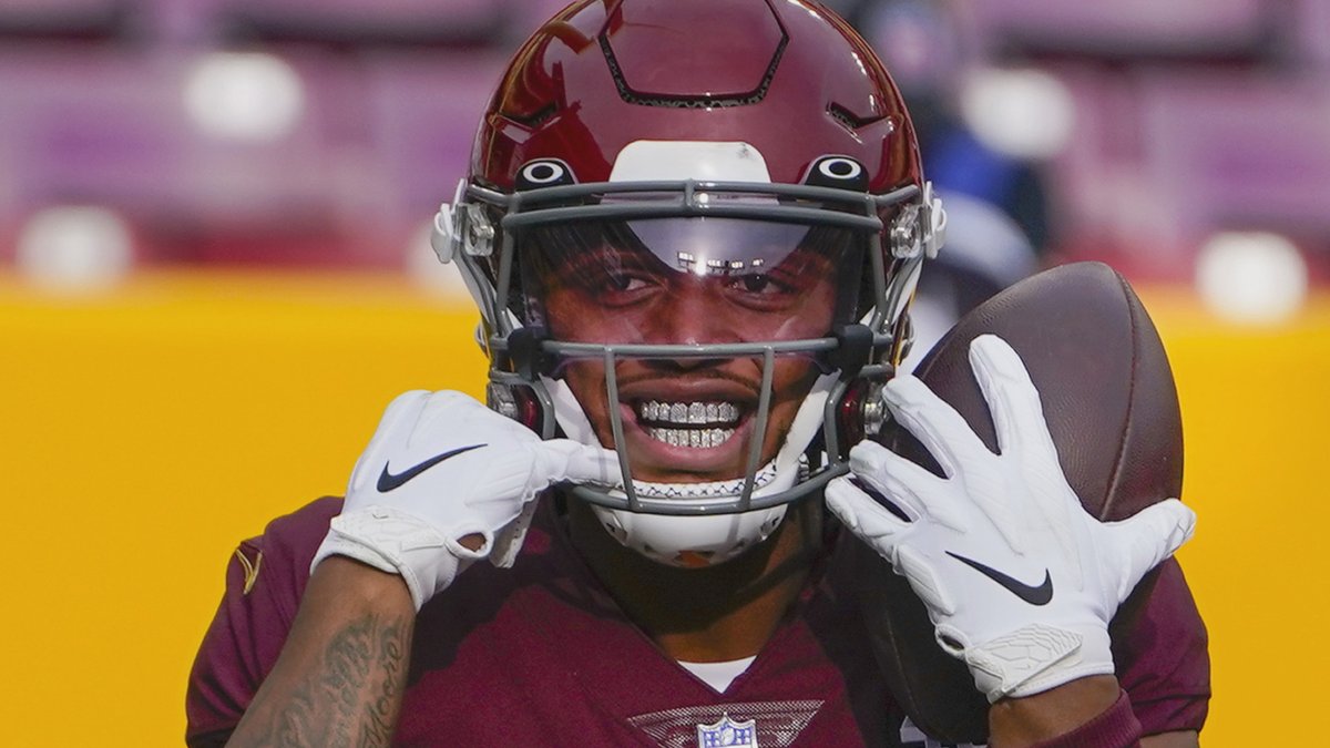DarrenMHaynes's tweet photo. Antonio Gibson (@AntonioGibson14) iced out his teeth. Here's a closer look!! 
#WashingtonFootball  😁🧊🧊😁🧊🧊 https://t.co/sQomOSMomQ