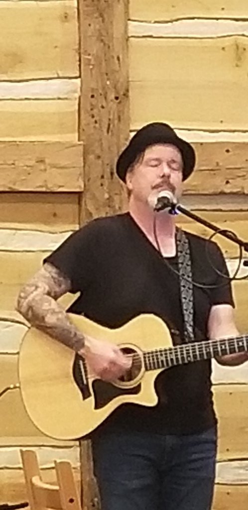 Our friend Lee Jones playing tody 1-4pm. Come on out have some of your favorite Otium wine or Glühwein to warm you up. Firepits are lit and its a beautiful Sunday. #livemusic #vawine #virginiawine #visitloudoun #getoutloudoun #loveloudoun