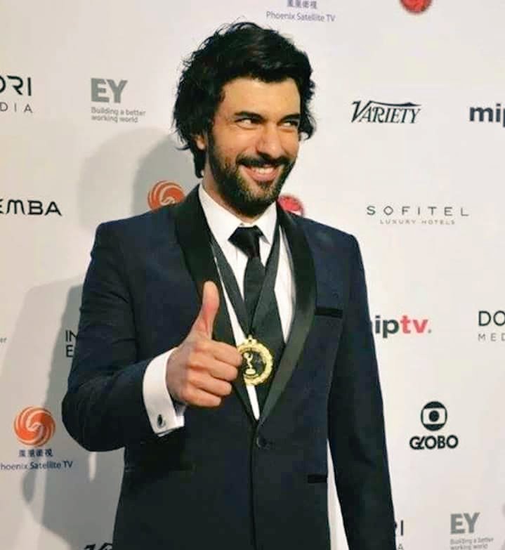 EnginAkyurekPy's tweet photo. #EnginAkyürek
En los premios
#Emmy2015 es
#Nominado
#mejoractor2015
#BestActor2015 #InternationalIEmmyAwards2015
#noviembre2015👍
#EnginAkyürekParaguay https://t.co/pMjUIjQ1TZ