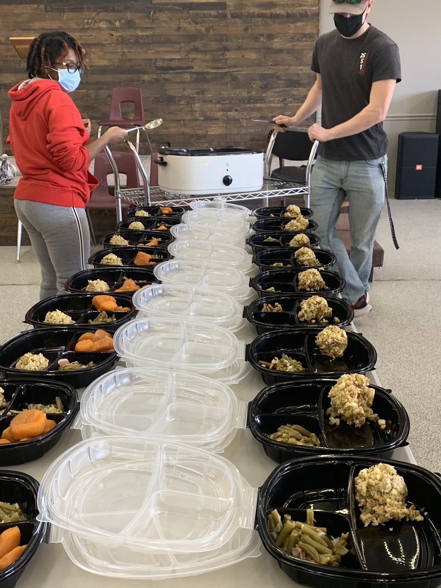jlstricherz's tweet photo. #KAYClub working with STUCO and NHS! #feedhislambs @bshs_stuco @BSHSmath https://t.co/kKjsV7aKJO