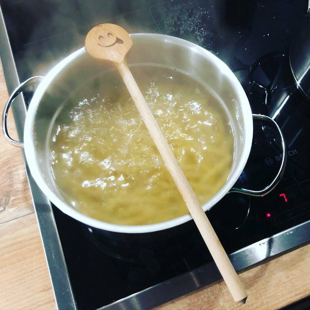 schomberg's tweet photo. Diesen grandiosen #Holzlöffel haben uns sehr enge Freunde aus #Marburg an der Lahn geschenkt.
Zum Umrühren von #Nudeln ist er überaus geeignet - bei #Saucen bekommt das #Grinsegesicht leider schnell „#Zähnchen“... 🙄
Und nie vergessen: “If the Devi… https://t.co/kDNXh7N1gm https://t.co/0LEVtmEIYZ