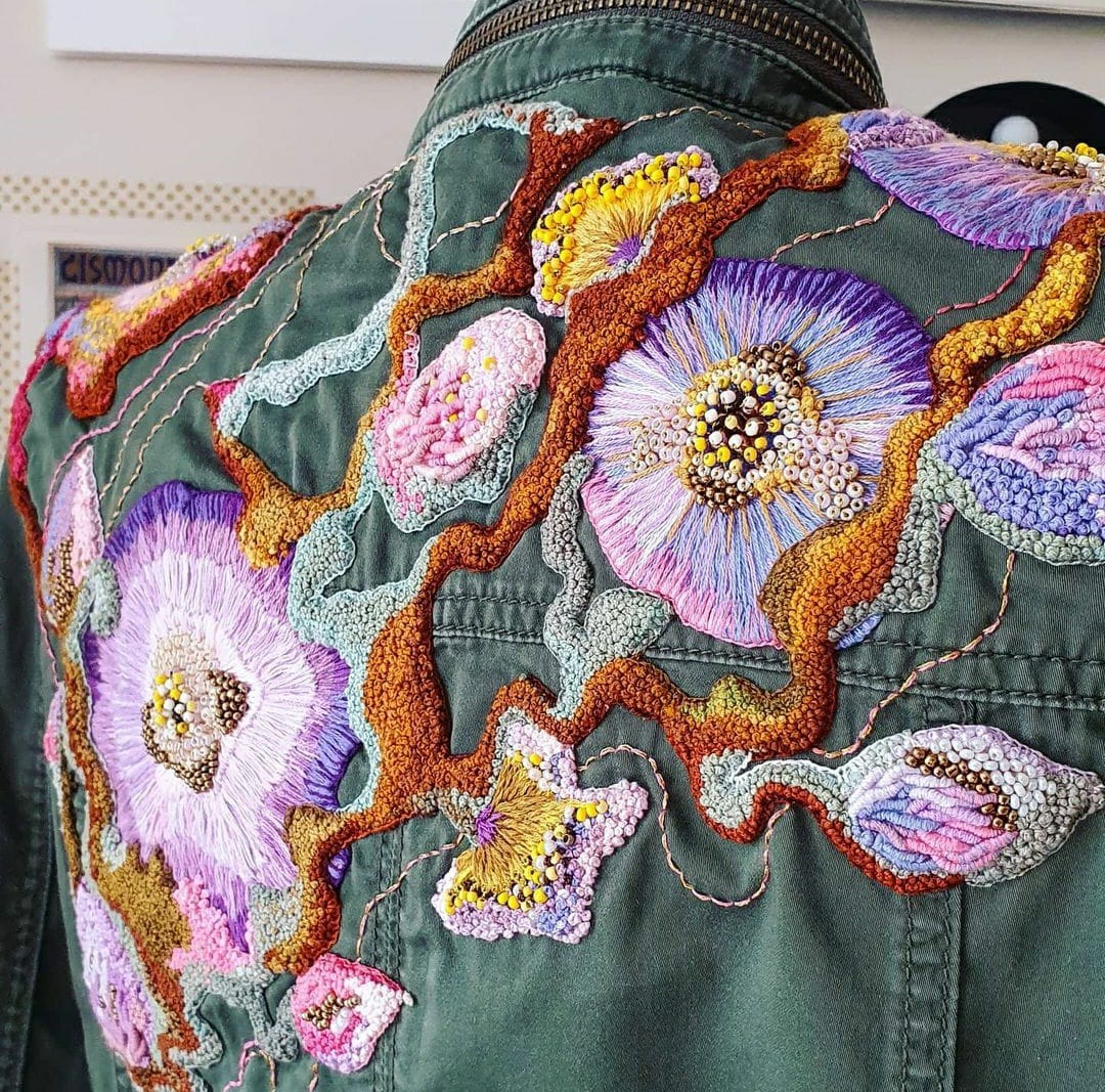 isolation_the's tweet photo. BEA-utiful embroidery submission from @mojoandmuse ❤️💕

#MojoAndMuse #CustomJacket #Flowers #Violet #FrenchKnots #Embroidery  #Adornment #FashionEmbroidery #DesignAesthetic #Beading #Broderie  #Art #Texture #ContemporaryEmbroidery #LondonArtist #FemaleArtist #artoftheday https://t.co/aq87hmHVYK