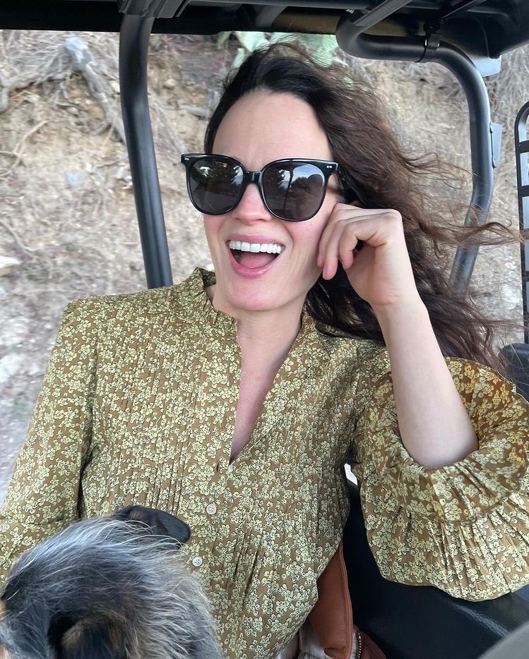 EReaserBrasil's tweet photo. Meu deus é ELA! Eu sigo sem saber lidar com a beleza dessa mulher. 

📸 | elizabeth reaser via ig https://t.co/BFERDQbRz4