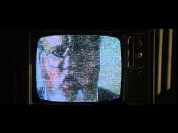 شما در خیابان‌ها می‌بیندشان. در تلویزیون نگاهشان می‌کنید. حتی ممکن است همین پاییز به یکی‌شان رای‌ هم بدهید. فکر می‌کنید که این‌ها آدمند؛ مثل خودتان. ولی اشتباه می‌کنید. اکیداً هم اشتباه می‌کنید.

مونولوگ مرد ریشوی توی تلویزیون -    They Live