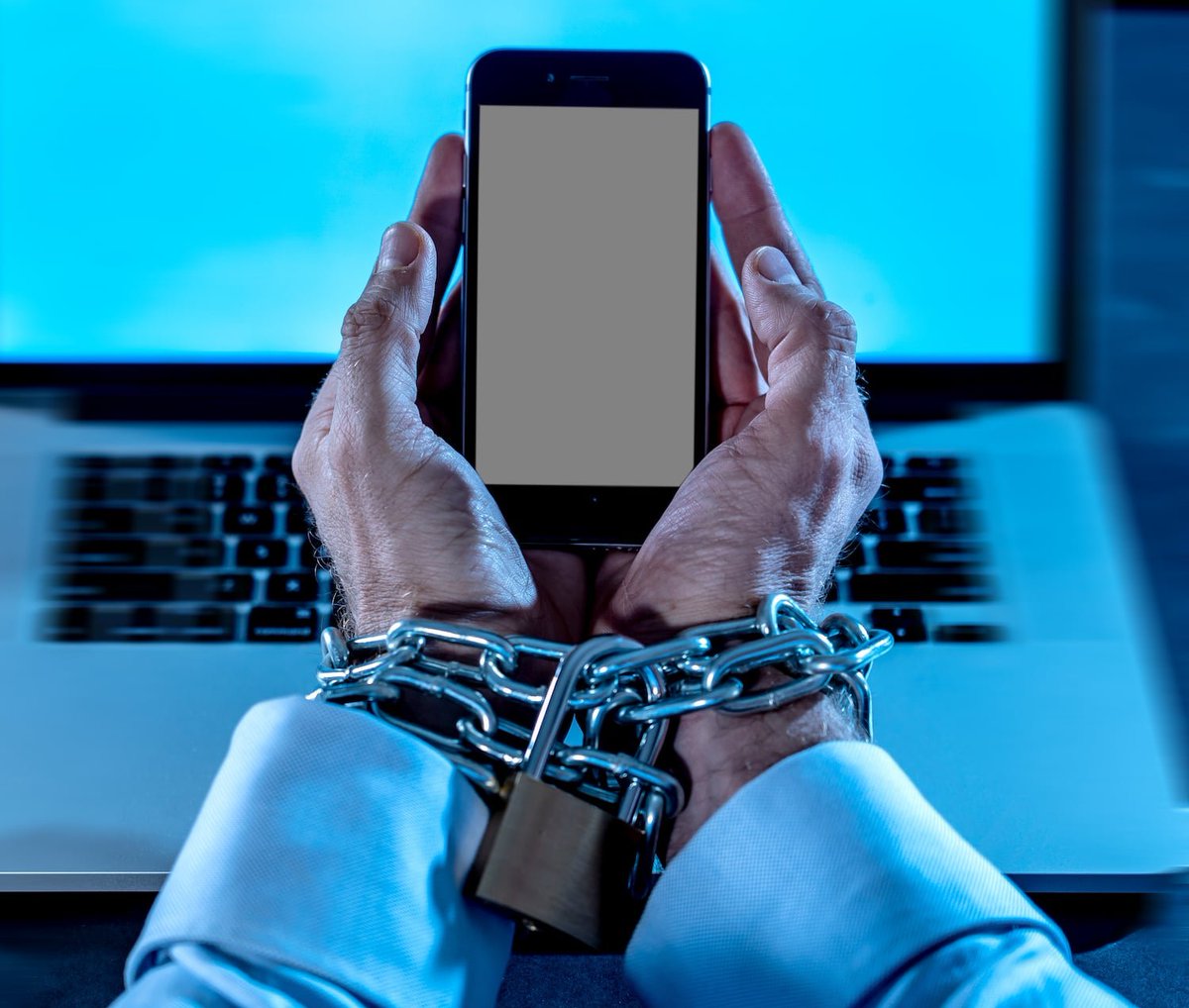 SharonK08535231's tweet photo. Apps especially like TikTok are forms of addiction as it constantly gives users unending content based on online behavior. Perhaps, it's a "function of the relative newness of the activity" (LaRose, Kim, Peng). #selfsocietyclass https://t.co/WMJE8507mr
