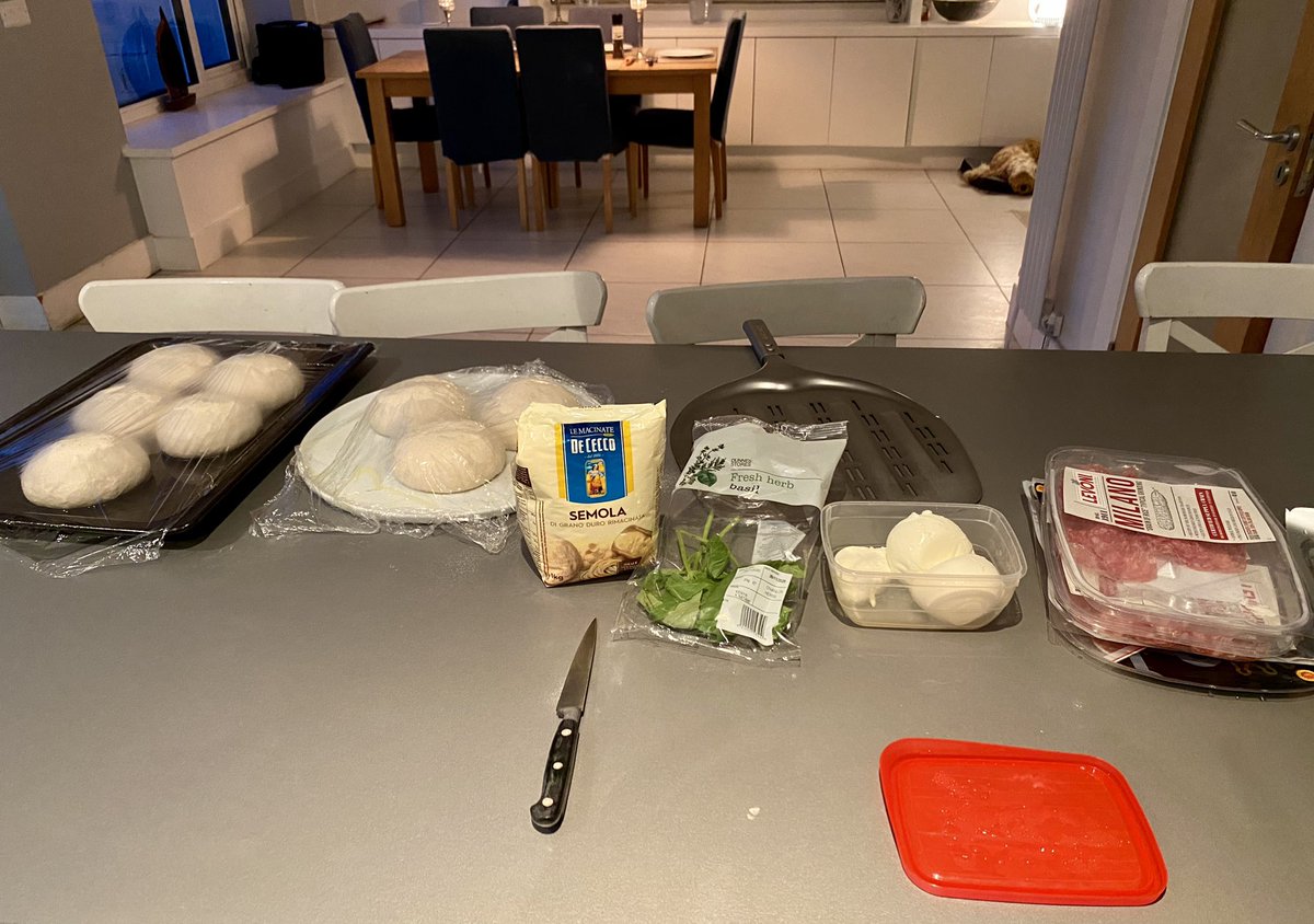 Like the entire country we’re now making our own pizza, if only I could master hairdressing skills #lockdown #hairdye