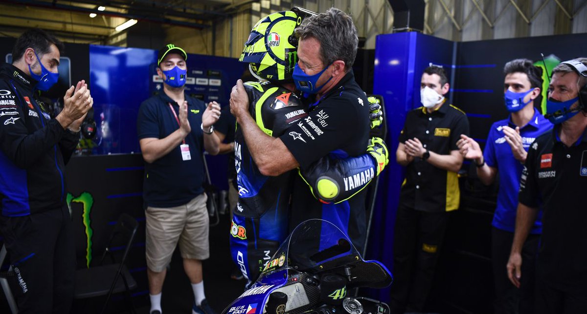 YamahaMotoGP's tweet photo. An emotional moment...

@ValeYellow46 says his goodbyes to the Yamaha Factory Racing MotoGP Team management and staff after the Portuguese GP 👋 

#MonsterYamaha | #MotoGP | #PortugueseGP https://t.co/HS0FS2u0yp