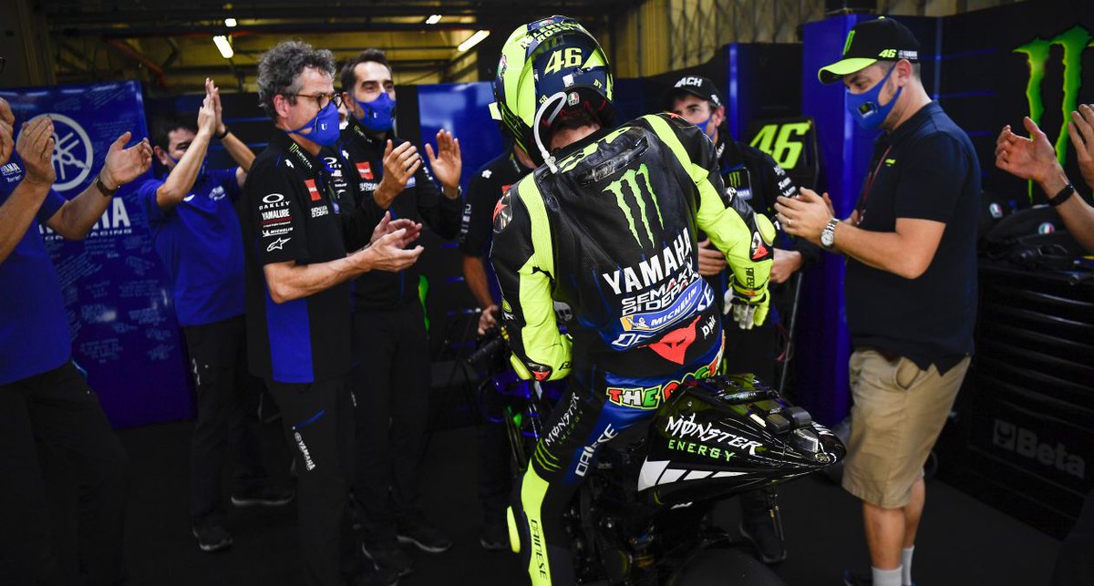 YamahaMotoGP's tweet photo. An emotional moment...

@ValeYellow46 says his goodbyes to the Yamaha Factory Racing MotoGP Team management and staff after the Portuguese GP 👋 

#MonsterYamaha | #MotoGP | #PortugueseGP https://t.co/HS0FS2u0yp