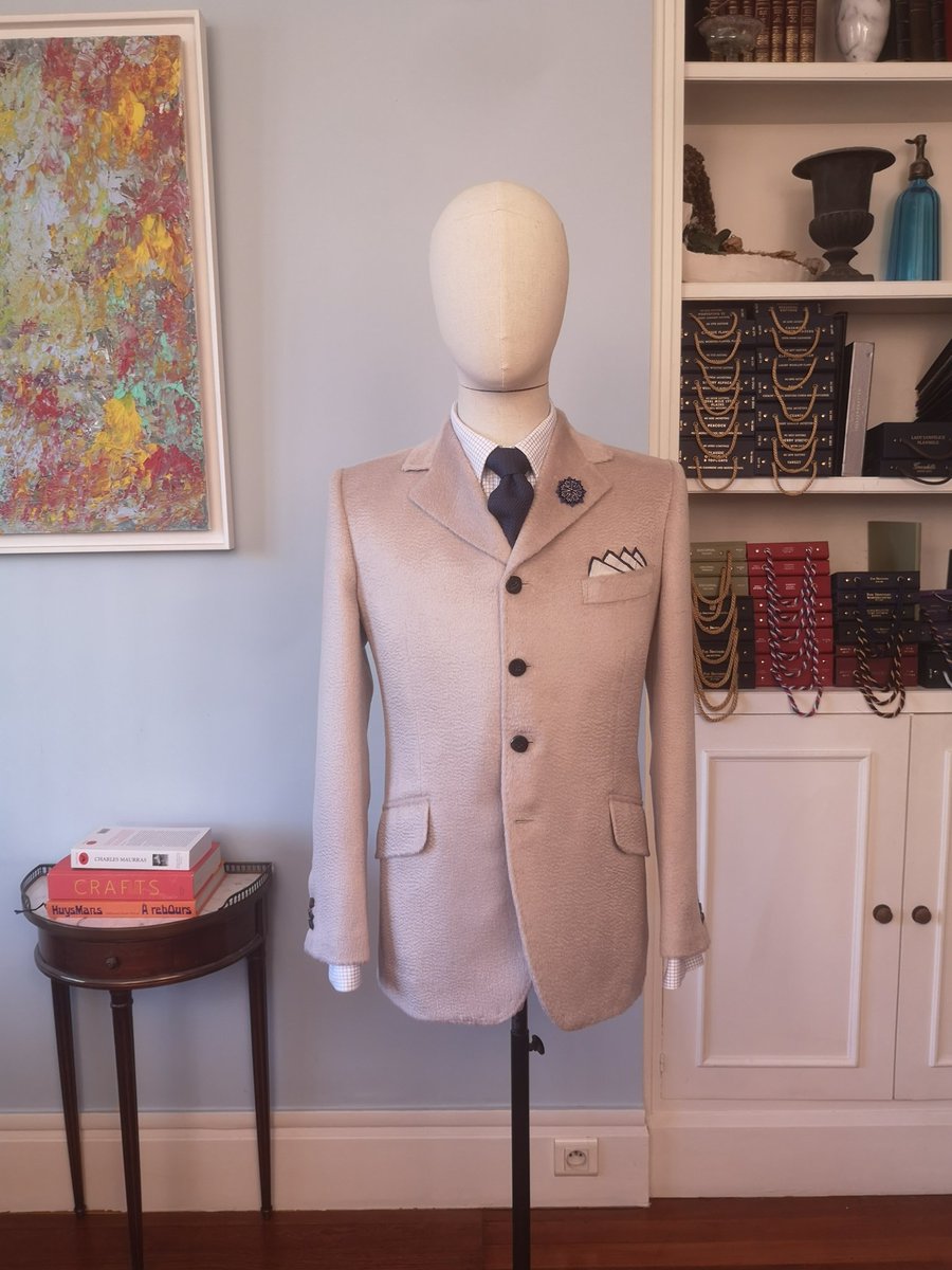 Blaisedesebaste's tweet photo. @TheNeonDemon_ Ça ! Veste 4 boutons en alpaga tissé directement du #peru par 1 des 20 dernières maisons d'artisans tailleurs de #France. La #classe et l'élégance à la française. 😉💪💪💪 https://t.co/EOBnX7VQpE