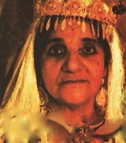 Cheikha Rimiti, considérée comme la mère du raï moderne, organisait déjà des concerts durant l’Algérie française. N’ayant jamais su lire ni écrire, elle chantait en quasi improvisation des airs envoûtants, presque hypnotisants qui sont restés extrêmement populaires en Algérie: