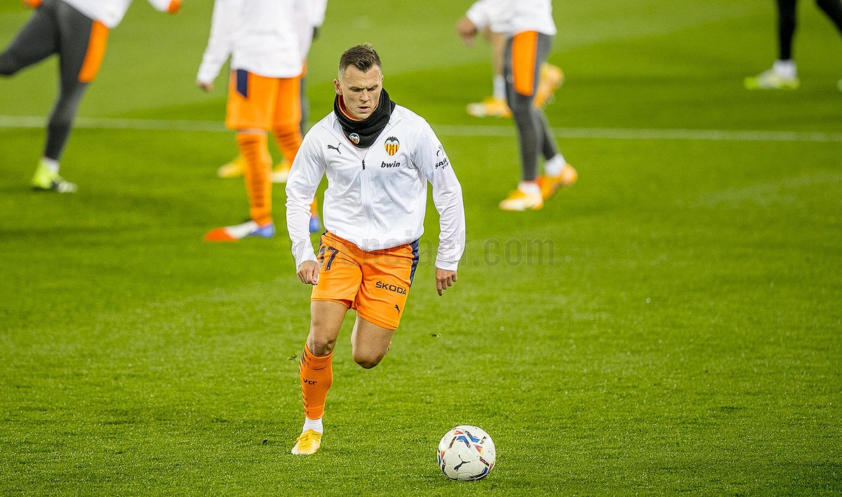valenciacf's tweet photo. 💪🏽 En menos de 🔟minutos arranca el #AlavésValencia 🔵🦇 de @LaLiga ⚽️ https://t.co/oxYYxwNuWu