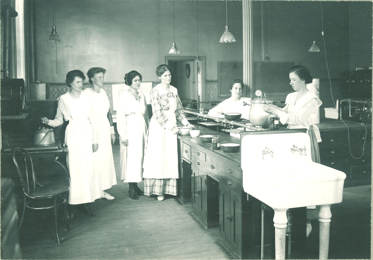  #HomeEc ingeniously combined traditionally female domestic concerns with scientific knowledge. Students learned about chemistry and nutrition in kitchen laboratories, for instance, and they rigorously tested the structure of fabrics.  #womenalsoknow6/