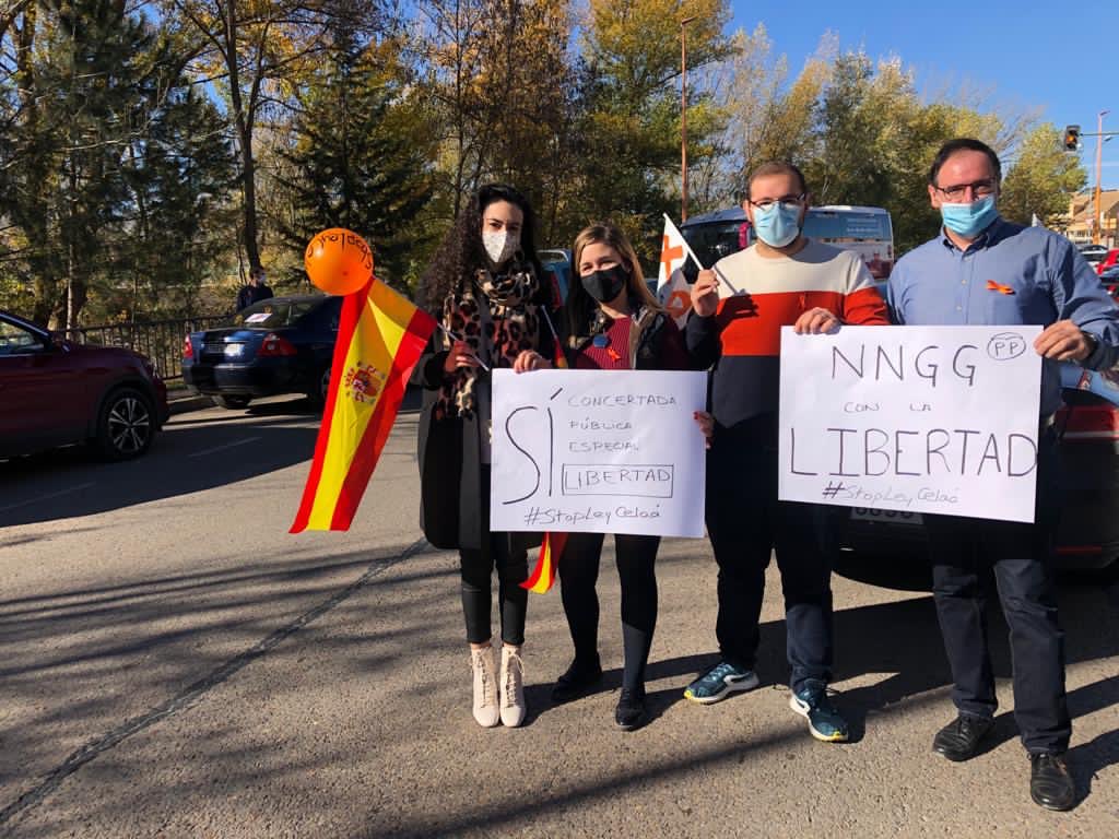 nnggcuenca's tweet photo. Esta mañana Nuevas Generaciones de Cuenca hemos asistido a manifestación con coches para decir alto y claro #STOPLeyCelaá. 
📚 Por el derecho constitucional a estudiar en castellano, por el de los padres a elegir el modelo educativo y por una educación sin sectarismos. https://t.co/ZYLtpjxD27