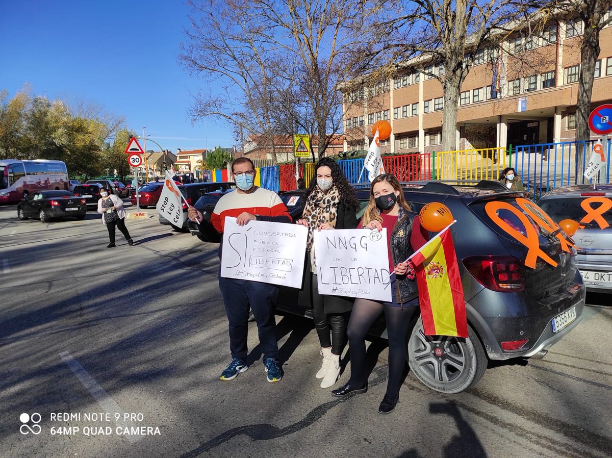 nnggcuenca's tweet photo. Esta mañana Nuevas Generaciones de Cuenca hemos asistido a manifestación con coches para decir alto y claro #STOPLeyCelaá. 
📚 Por el derecho constitucional a estudiar en castellano, por el de los padres a elegir el modelo educativo y por una educación sin sectarismos. https://t.co/ZYLtpjxD27