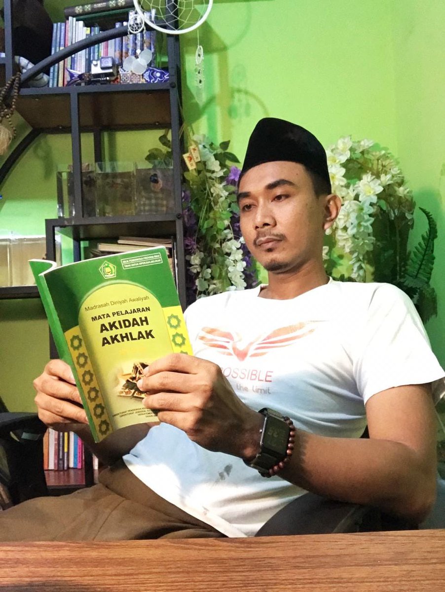 Lagi rame pada ngomongin #demokrasi #baliho #revolusi dan #akhlak . 
Karena lagi males ikut riuh (walaupun gemes-gemes gimana gitu) aku ikut Pak <a href="/aniesbaswedan/">Anies Rasyid Baswedan</a> aja, poto sambil baca.
Tapi karena aku cuma al-faqir bukan al-alim, yaa bacaanku sekelas MDA
Jadi inget al-wazaghah, eh