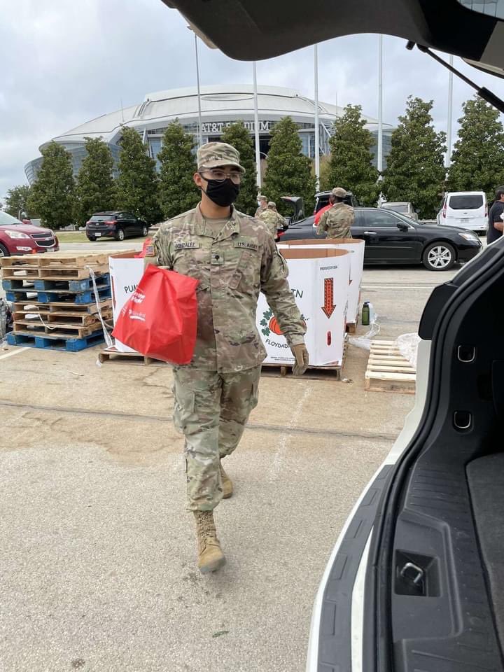 EuGuard's tweet photo. Texas Guardsmen participate in a food point of distribution in support of the Tarrant Area Food Bank's mission to provide meals to Texans prior to Thanksgiving.
#we_help_together
 @TAFoodBank #COVID19NationalGuard https://t.co/F0YZ960FJZ