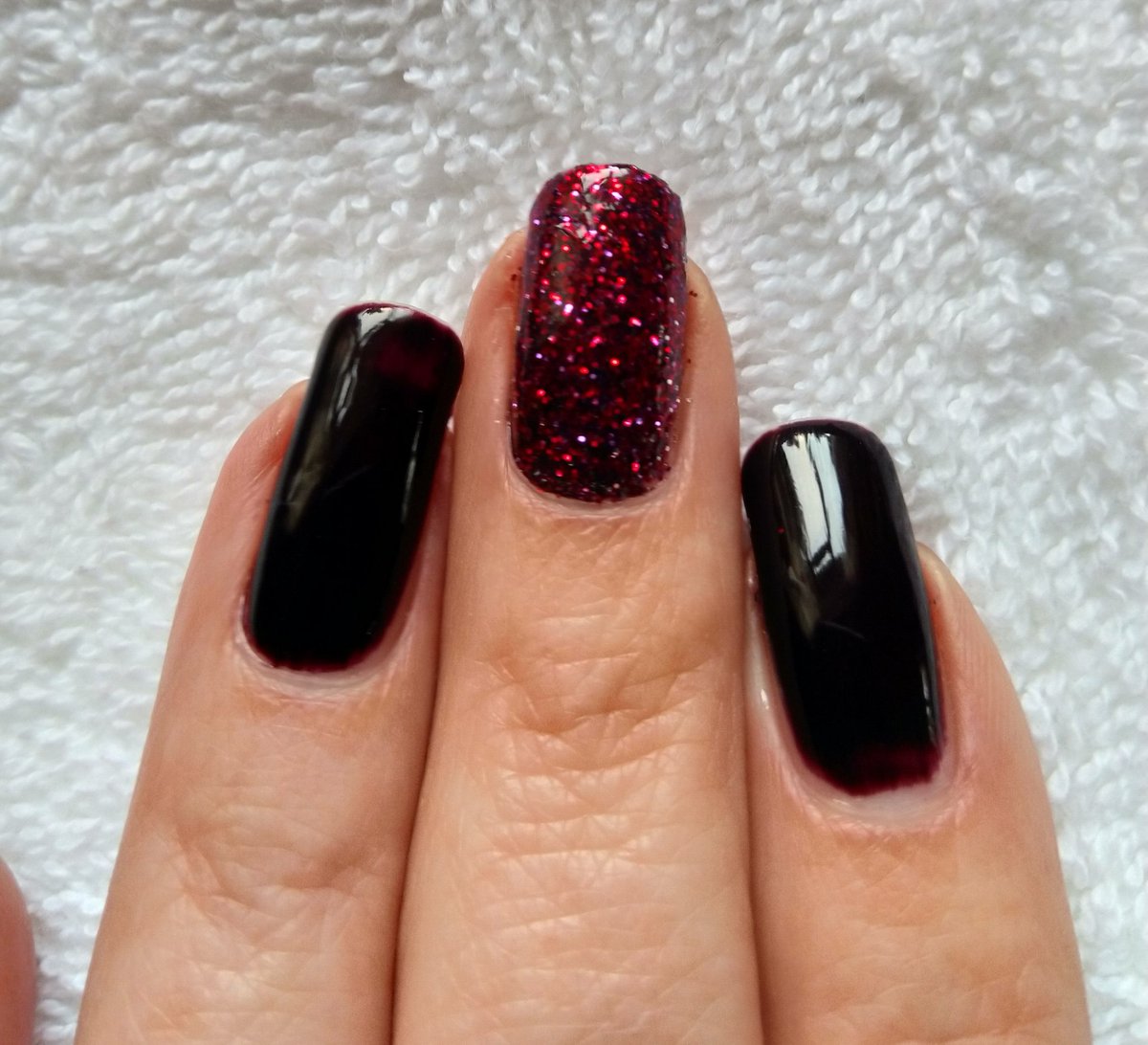 fi_torbet's tweet photo. Today's sprinkle of glitter, Bella's Vampire & Rose Wine β¨π
β¨ #HomeManicure #LockdownNails https://t.co/qM0s8pUHnM
