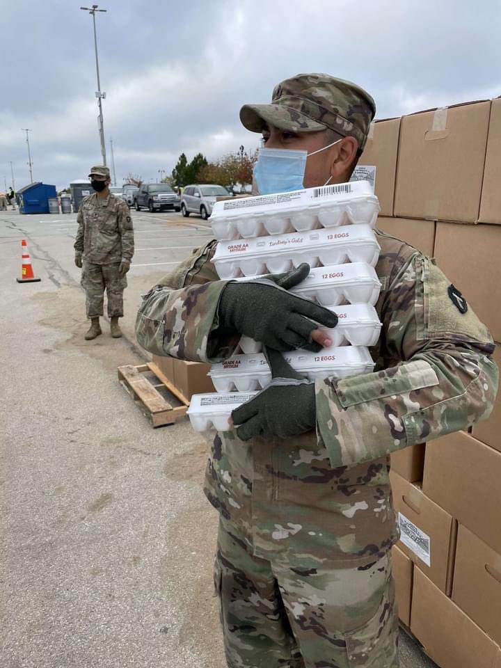 EuGuard's tweet photo. Texas Guardsmen participate in a food point of distribution in support of the Tarrant Area Food Bank's mission to provide meals to Texans prior to Thanksgiving.
#we_help_together
 @TAFoodBank #COVID19NationalGuard https://t.co/F0YZ960FJZ