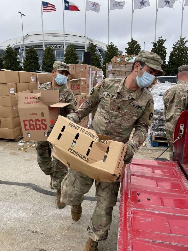 EuGuard's tweet photo. Texas Guardsmen participate in a food point of distribution in support of the Tarrant Area Food Bank's mission to provide meals to Texans prior to Thanksgiving.
#we_help_together
 @TAFoodBank #COVID19NationalGuard https://t.co/F0YZ960FJZ