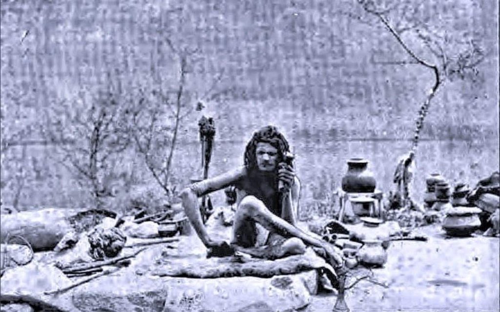 Tlinexil's tweet photo. The wonder that was kashmir

A hindu sanyasi sitting on the banks of Dal Lake, Srinagar 1904

He is almost naked in extreme snow. The climate does not seem to bother him.

Sanyasis and Pandits along the banks of Dal was once the common sight in Kashmir. https://t.co/za3WxePoI3