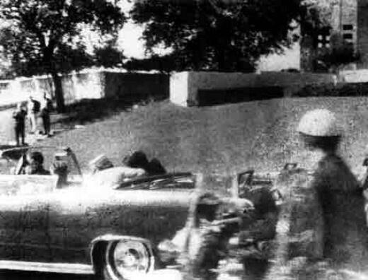 1963: el president dels EUA, John Fitzgerald Kennedy, és assassinat per un franctirador durant una desfilada per Dallas.
#TalDiaComAvui