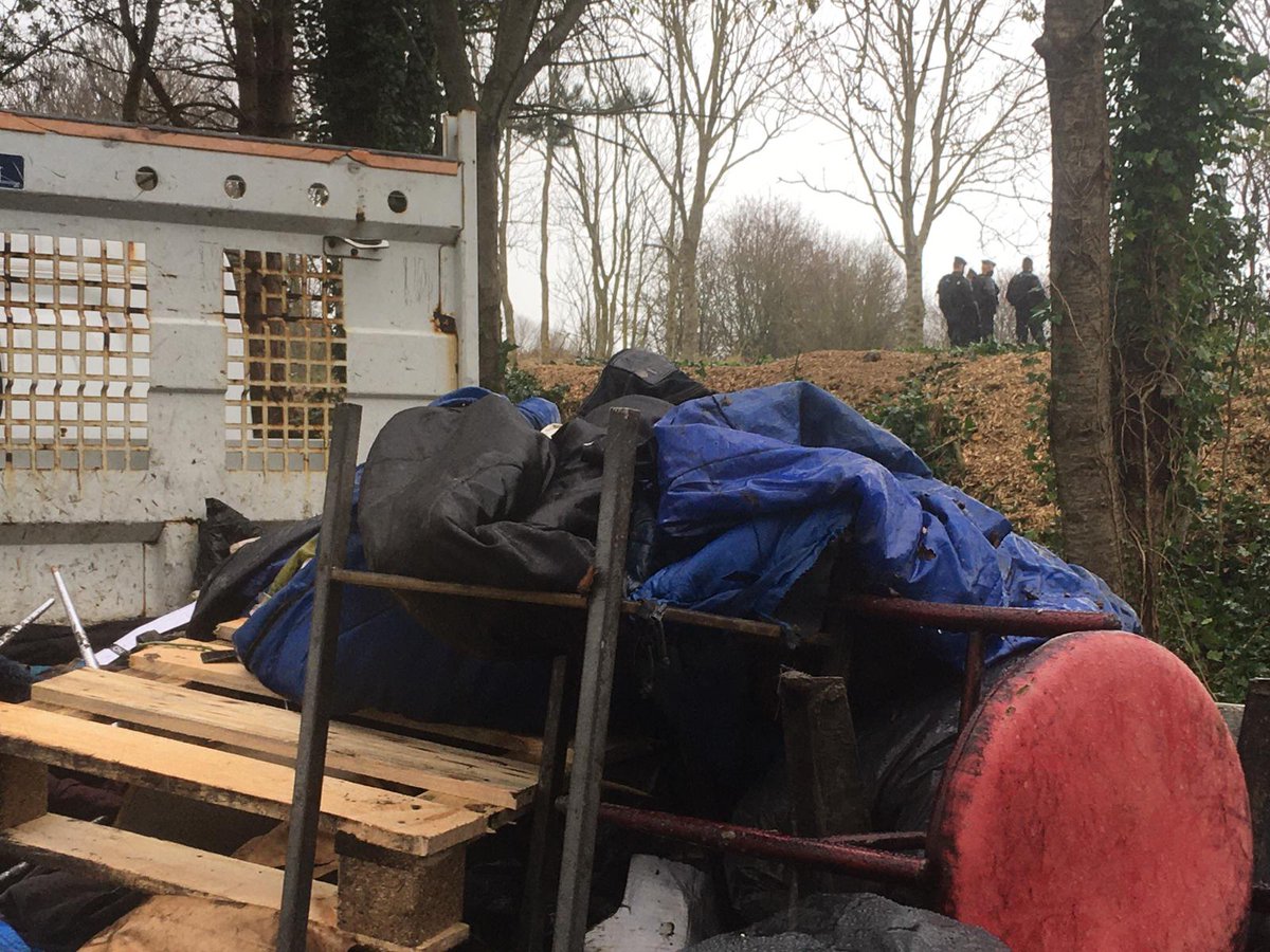 Ce dimanche matin à #Calais sous la pluie et en plein #confinement, les #FDO ont expulsé 6 lieux de vie informels.

Des tentes des habitants ont été saisies mais aussi des couvertures, des habits, et des sacs.

❌Notre équipe verbalisée de nouveau.