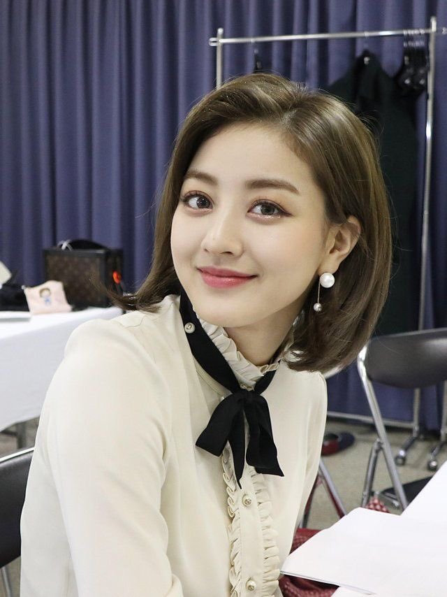 weakfortwice's tweet photo. Jihyo 
______
Full name: Park Ji Hyo
Nationality: Korean
Position: Leader, Main Vocalist
Face description: Her face is unique. She have double eyelids with large shaped eyes and round, large face.
Personality: She is mature and caring. Very spontaneous, outgoing and extroverted. https://t.co/0b2tuTEwNo