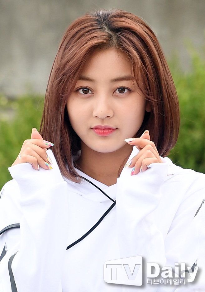 weakfortwice's tweet photo. Jihyo 
______
Full name: Park Ji Hyo
Nationality: Korean
Position: Leader, Main Vocalist
Face description: Her face is unique. She have double eyelids with large shaped eyes and round, large face.
Personality: She is mature and caring. Very spontaneous, outgoing and extroverted. https://t.co/0b2tuTEwNo