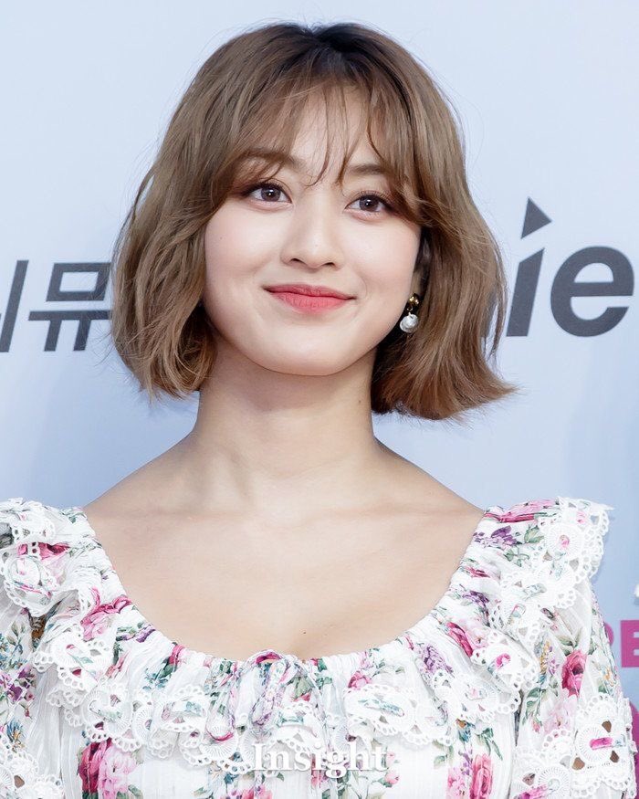 weakfortwice's tweet photo. Jihyo 
______
Full name: Park Ji Hyo
Nationality: Korean
Position: Leader, Main Vocalist
Face description: Her face is unique. She have double eyelids with large shaped eyes and round, large face.
Personality: She is mature and caring. Very spontaneous, outgoing and extroverted. https://t.co/0b2tuTEwNo