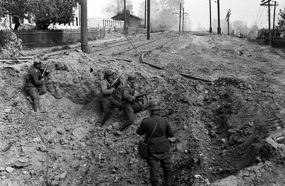 WWIIpix's tweet photo. German Wehrmacht infantry in a crater at a railroad in Stalingrad. The first photo was taken almost the same time as the second one, October 1942. #WW2 https://t.co/mjPtkeZd5u