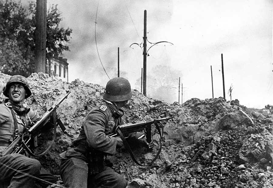 WWIIpix's tweet photo. German Wehrmacht infantry in a crater at a railroad in Stalingrad. The first photo was taken almost the same time as the second one, October 1942. #WW2 https://t.co/mjPtkeZd5u